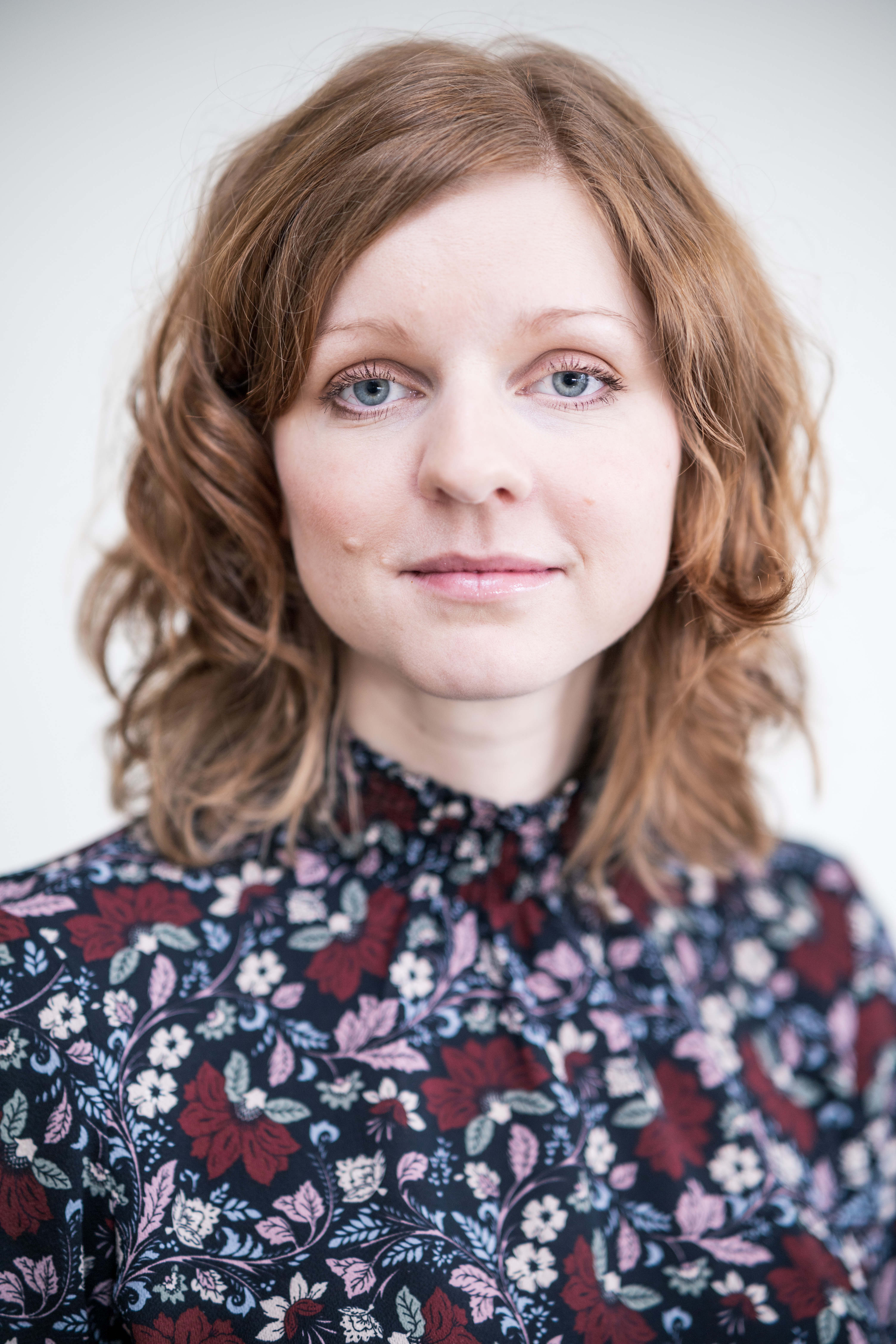 Kvinne som ser i kamera