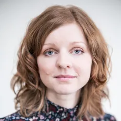 Kvinne som ser i kamera