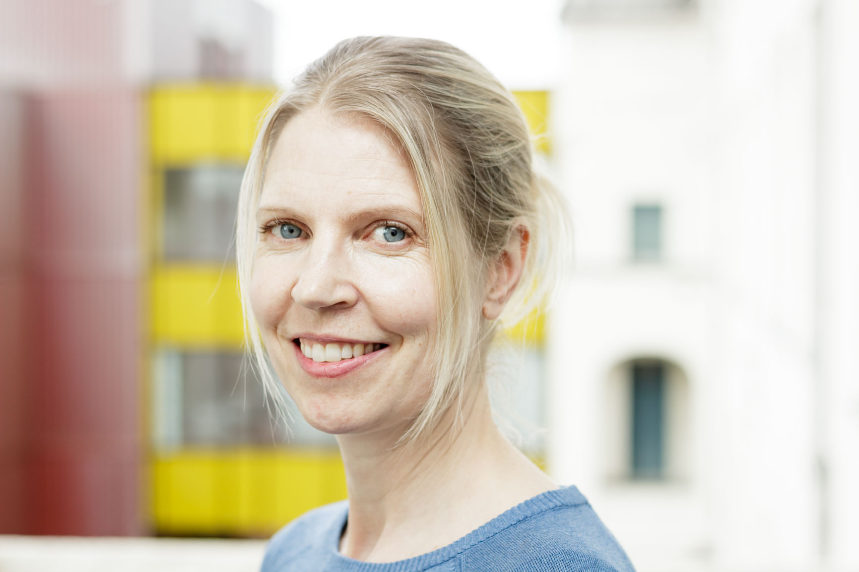 Et nærbilde av en kvinne som smiler