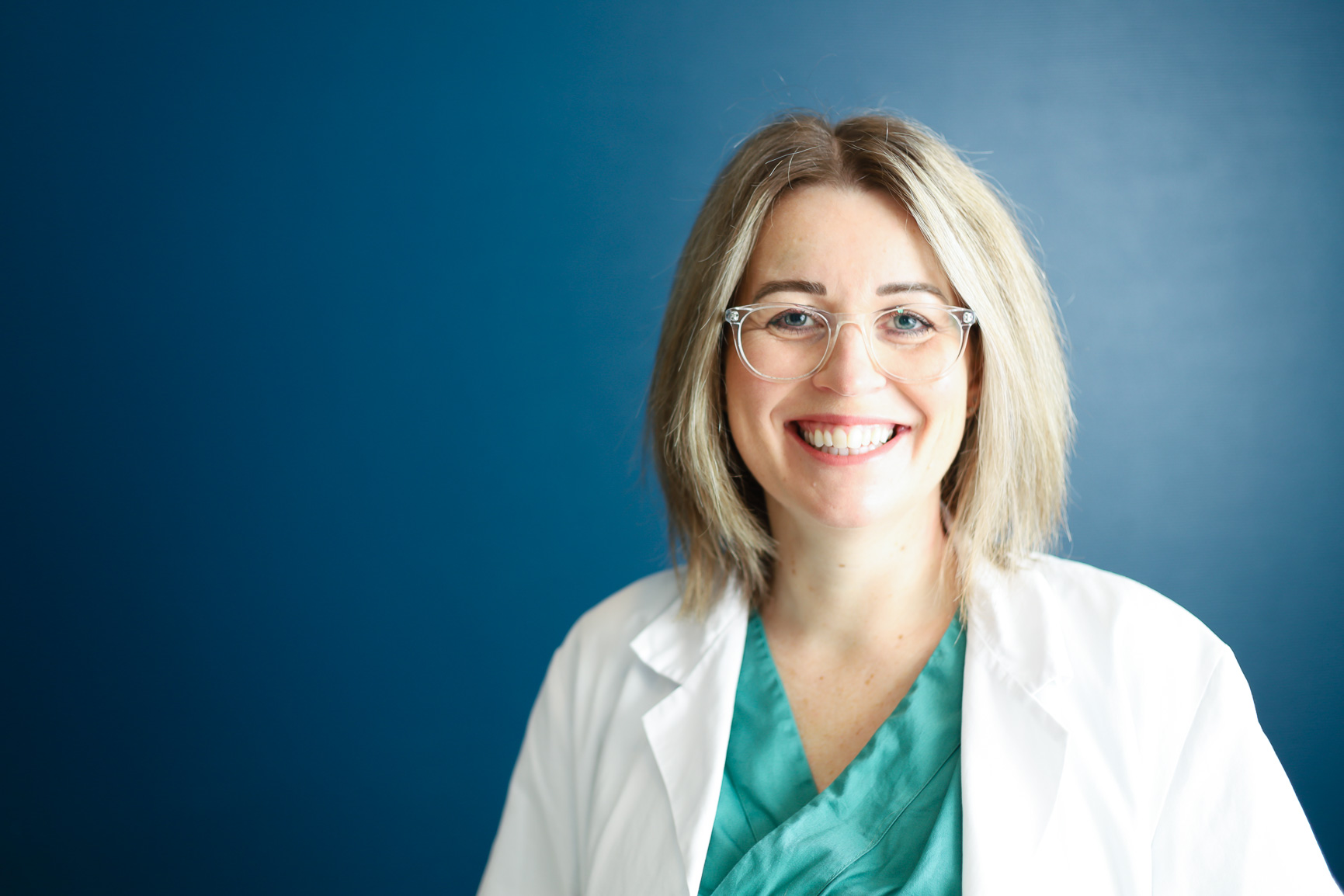 En person som bruker briller