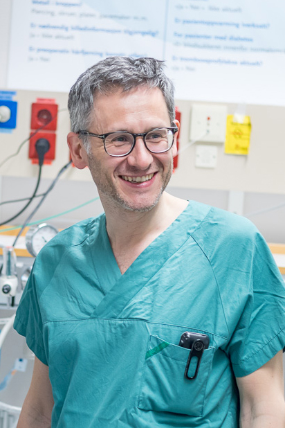 En person som bruker briller