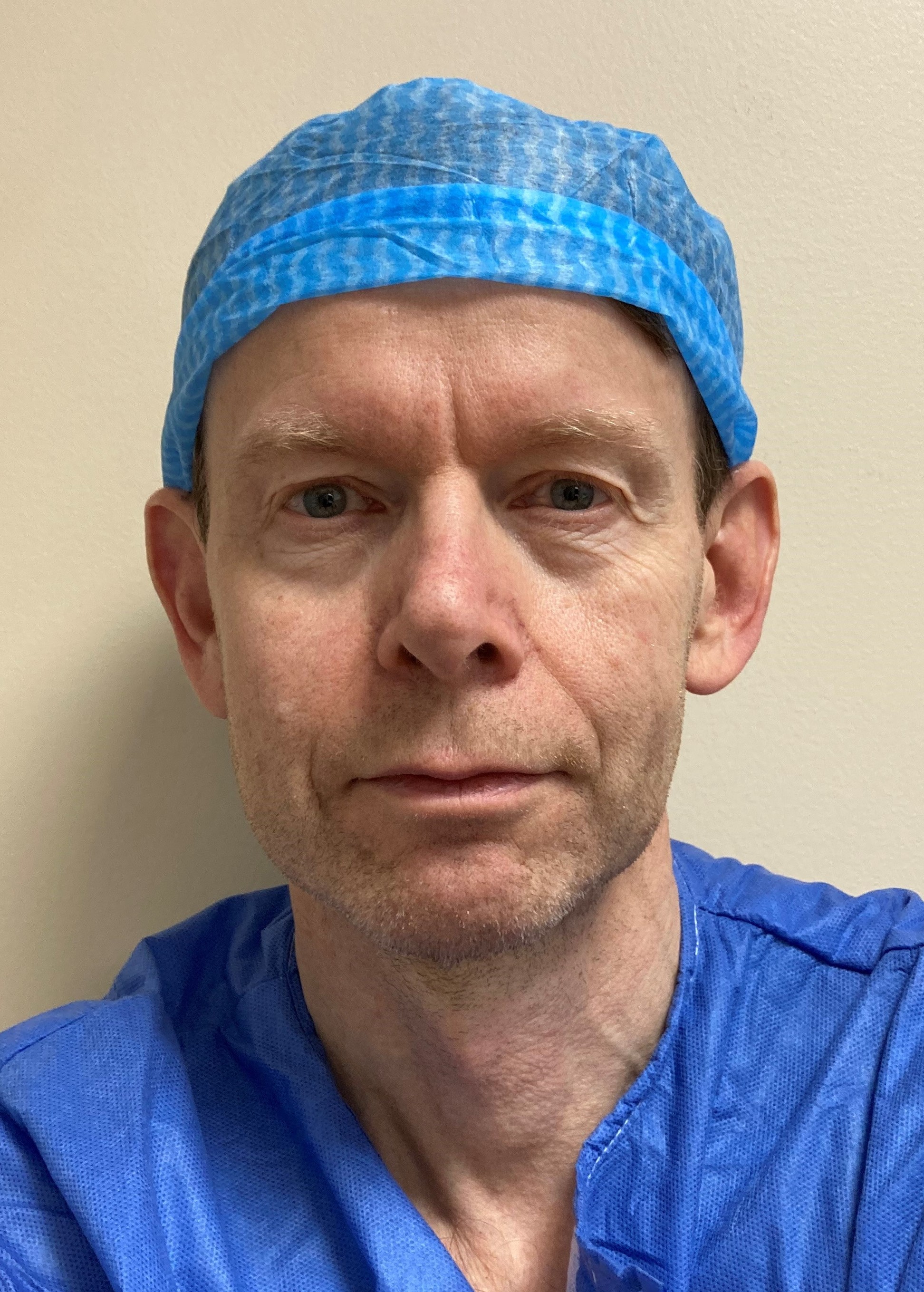 En mann med blå hatt