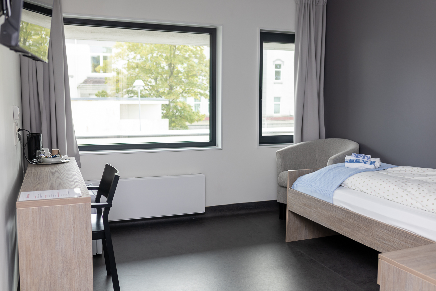 Et rom med seng og skrivebord