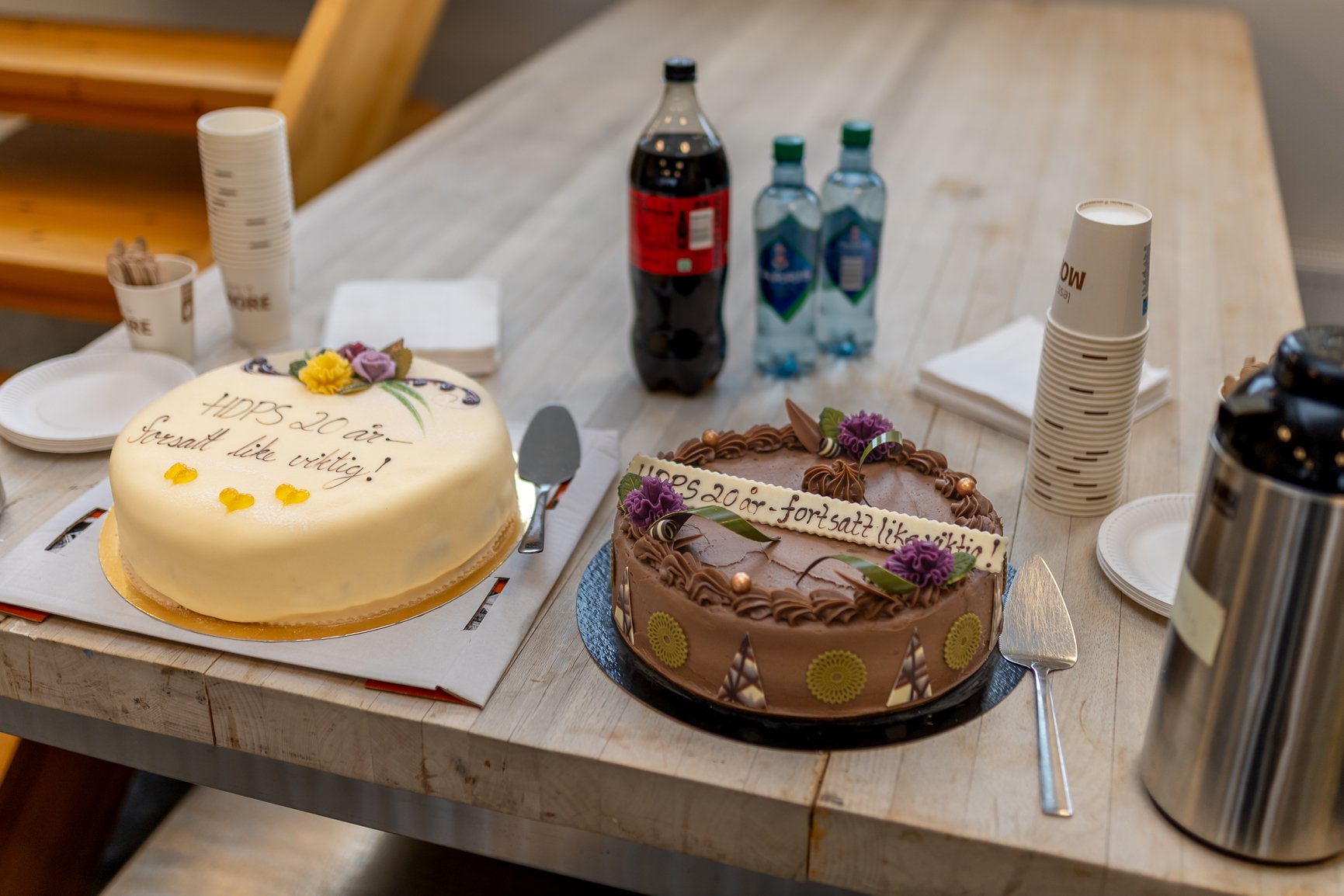 To kaker på eit bord