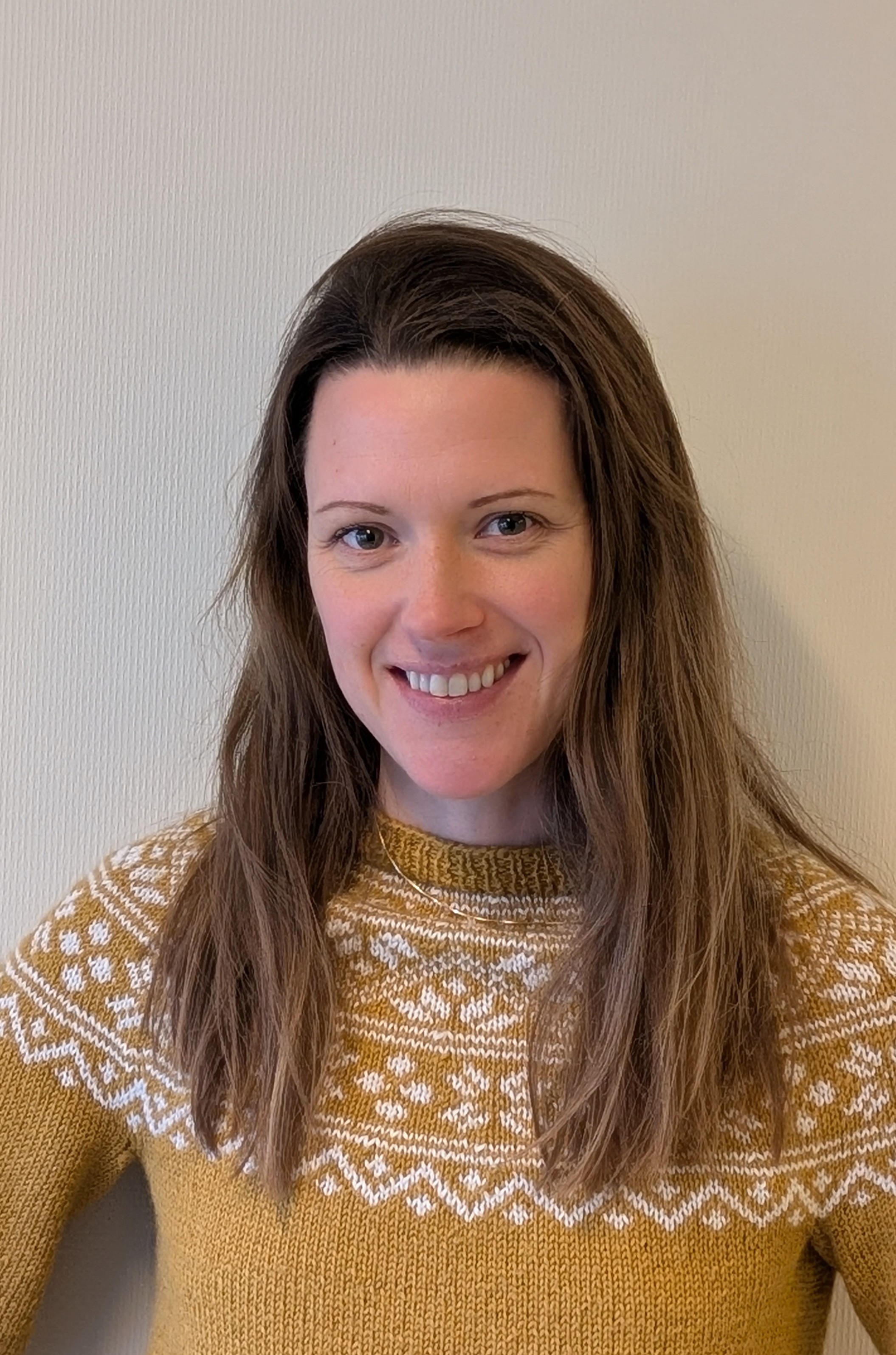 En dame som smiler til kameraet