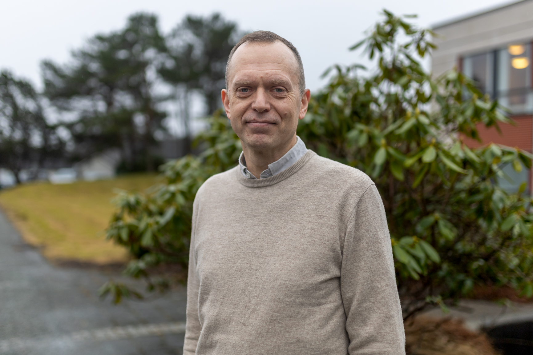 En mann som står utenfor