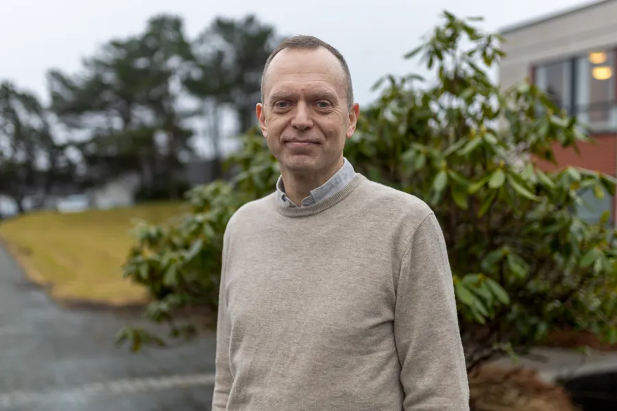 En mann som står utenfor