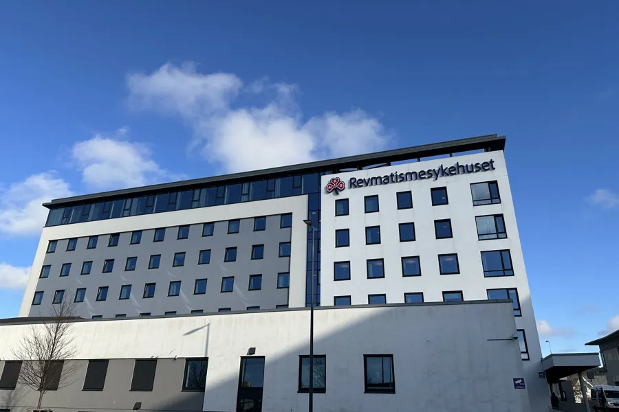 En stor hvit bygning