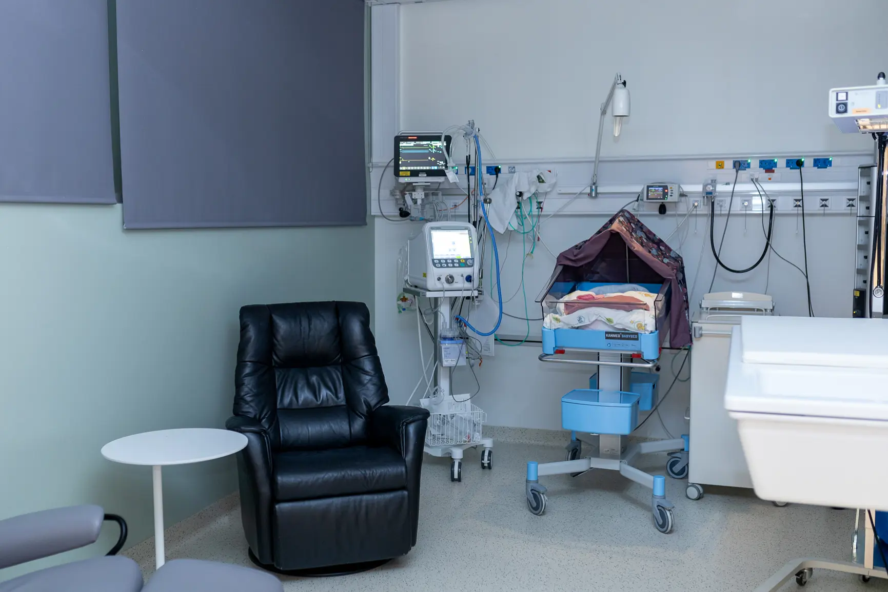 A room with a bed and a chair