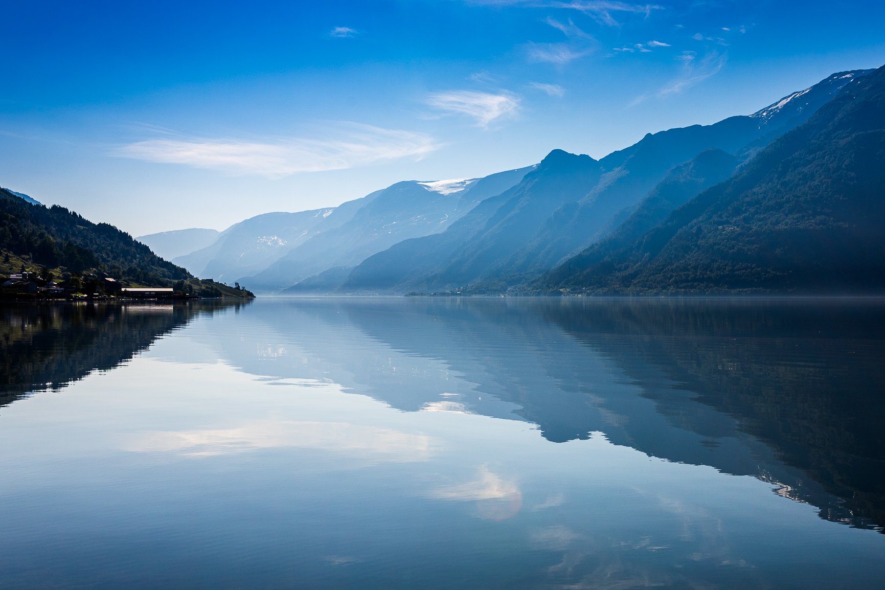En innsjø med fjell i bakgrunnen