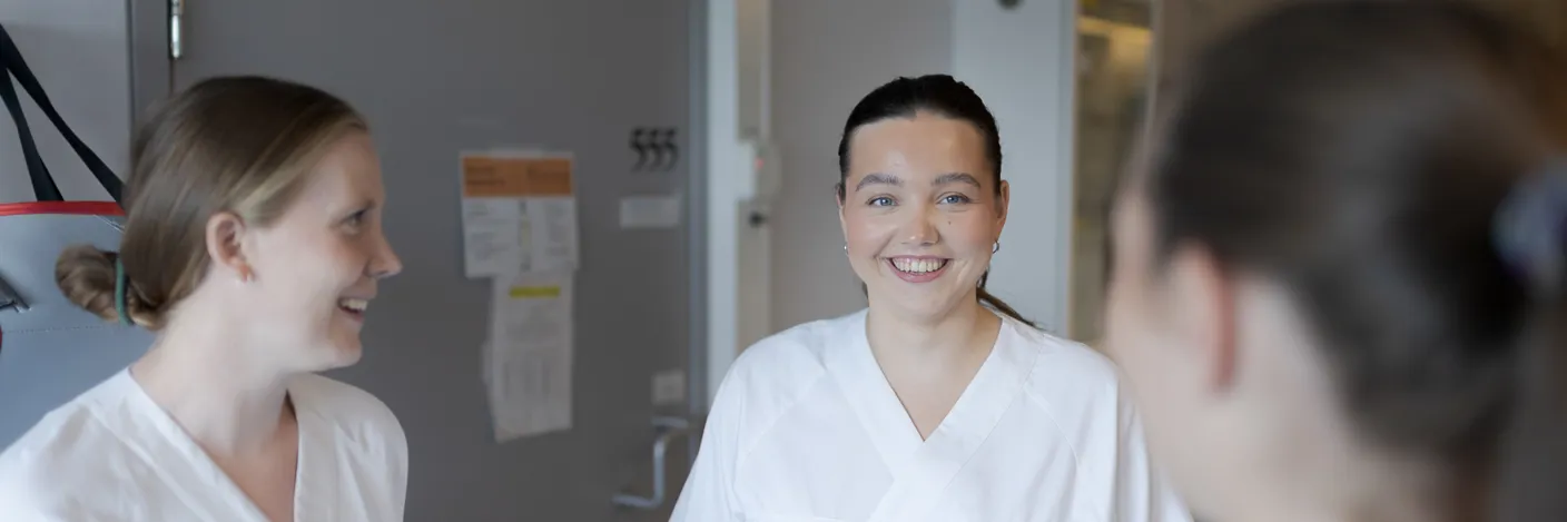 Flere kvinnelige sykepleiere i hvite uniformer