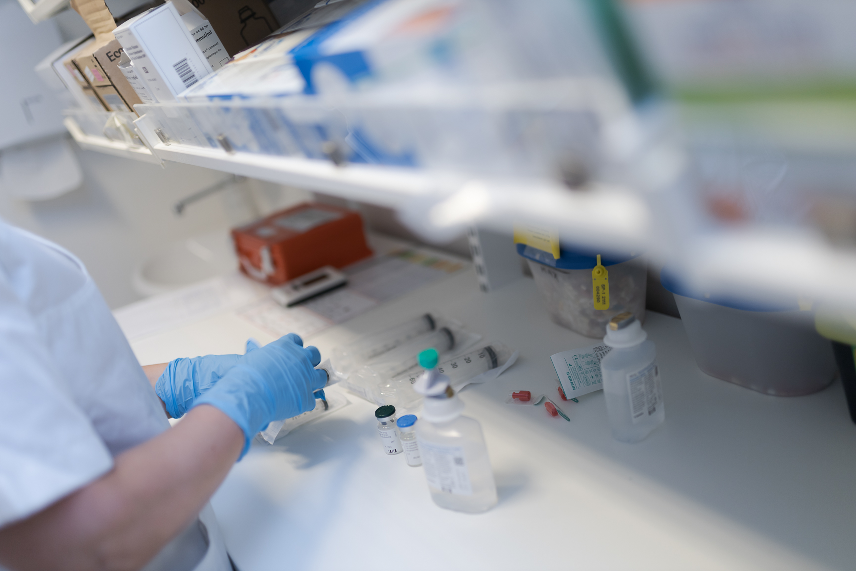 Ein sjukepleiar handterer ulike medisinar