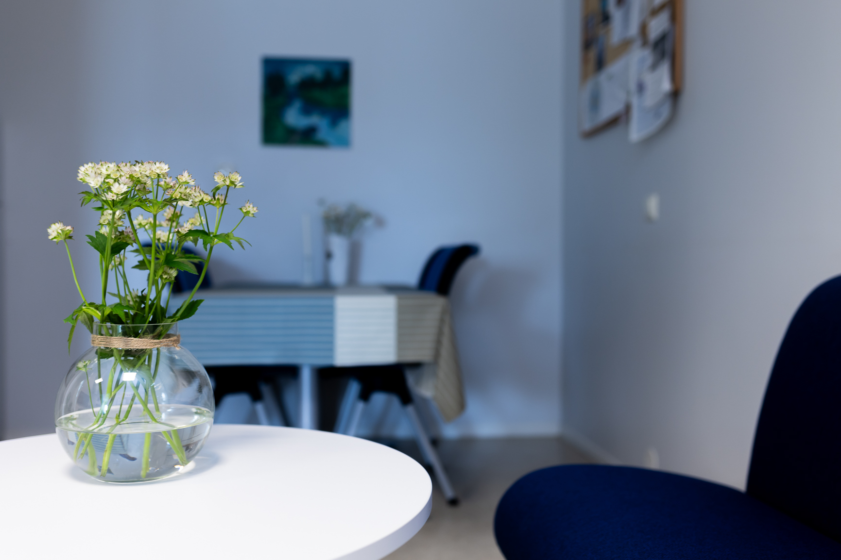 En vase med blomster på et bord