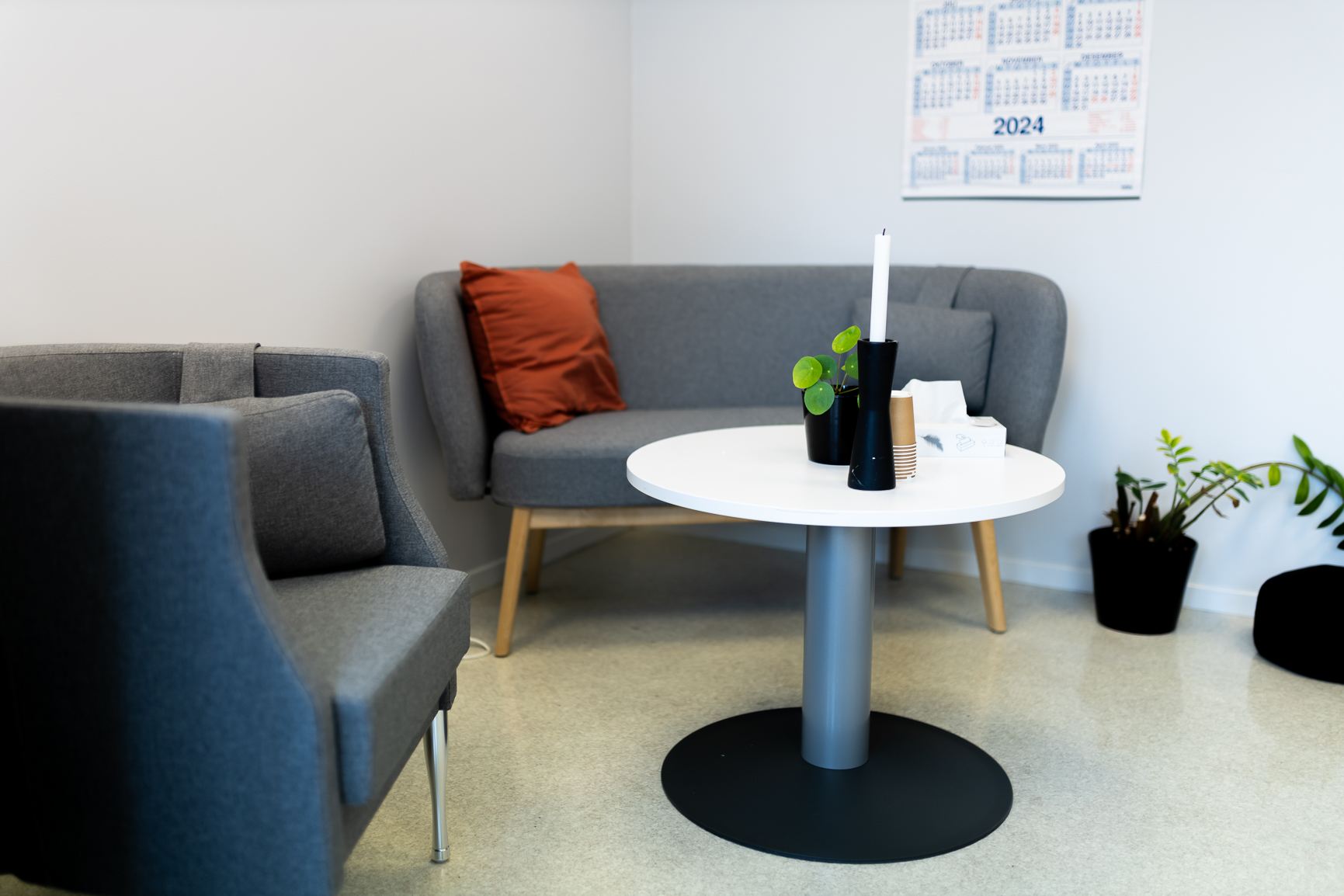 Et rom med bord og stoler