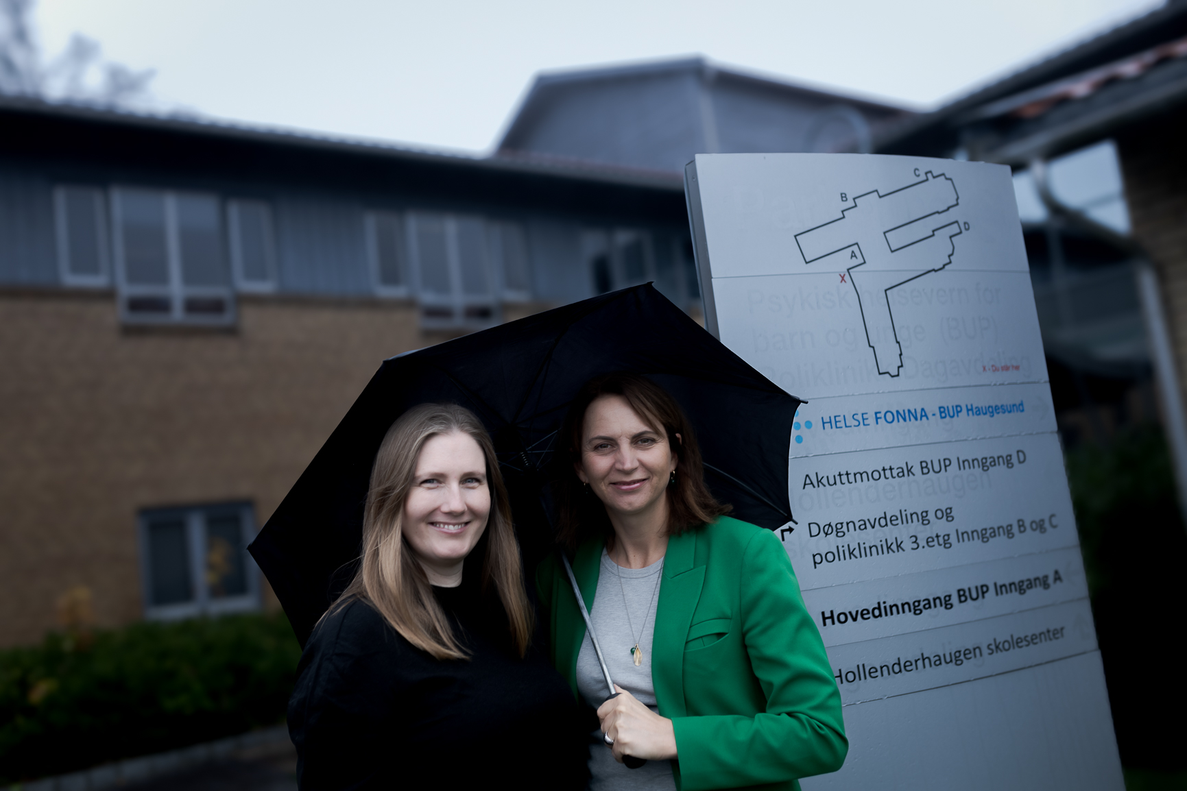 Kvinner som står under ein paraply