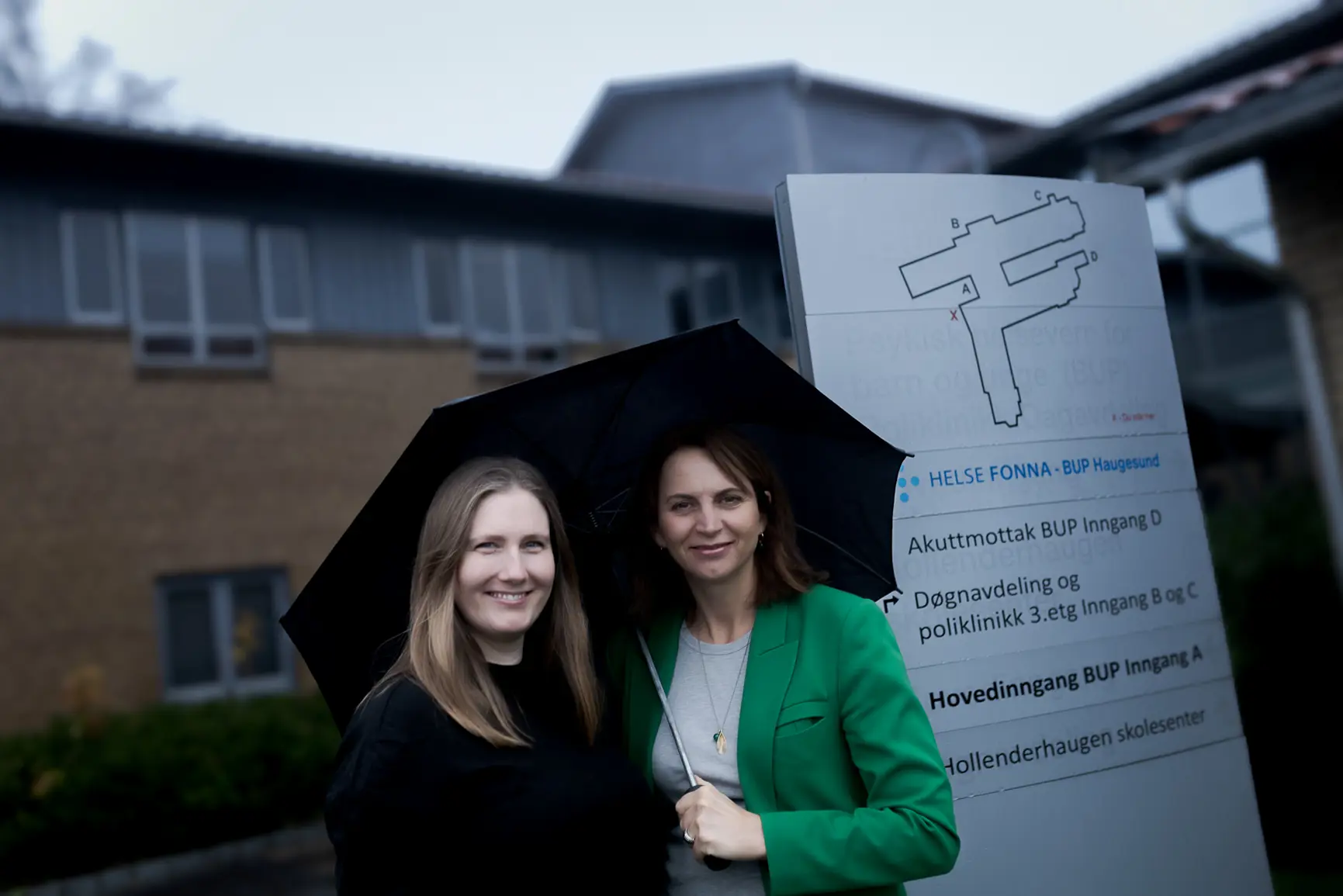 Kvinner som står under ein paraply