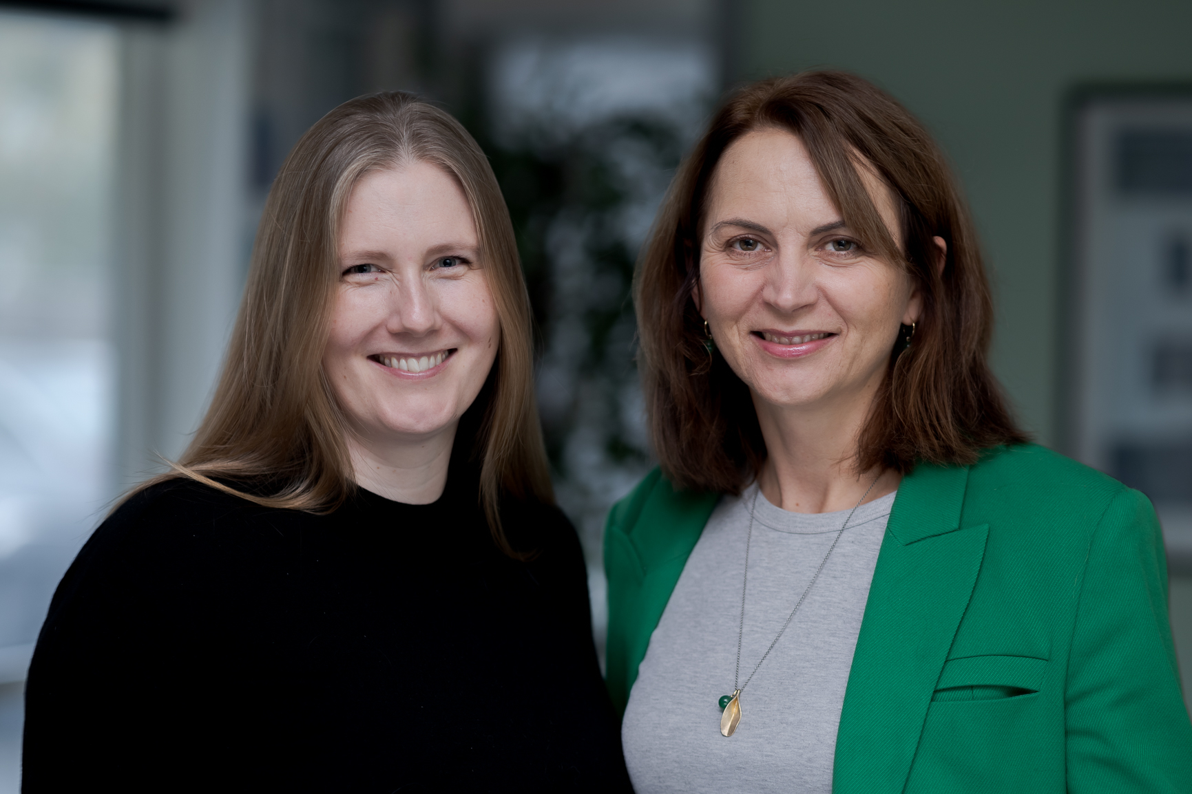 To kvinner som smiler