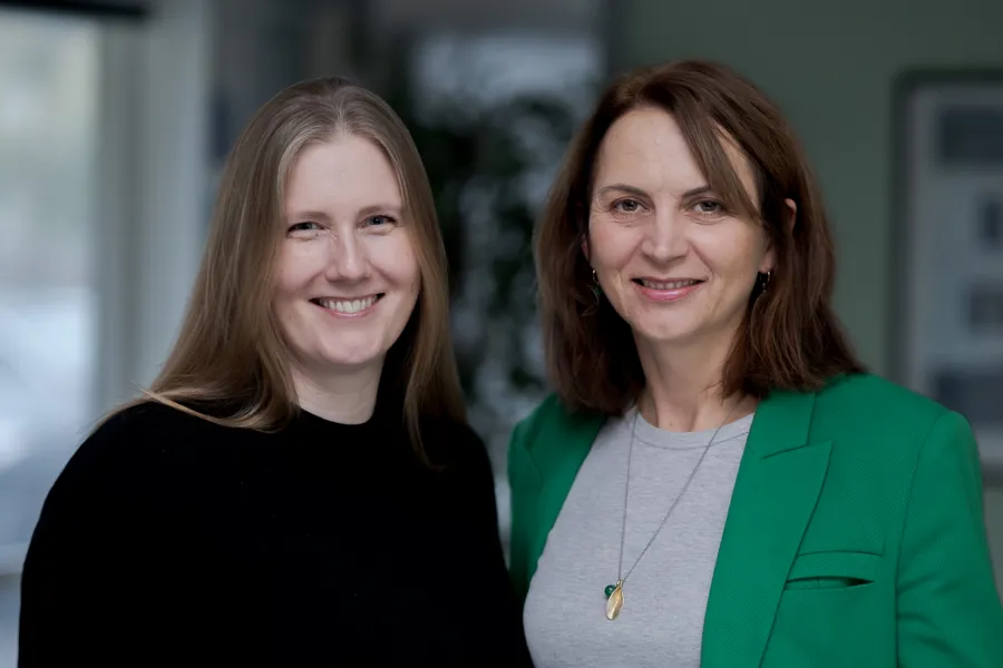 To kvinner som smiler