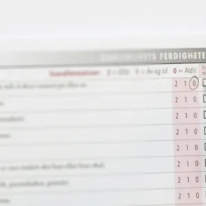 Ein person som fyll ut eit skjema