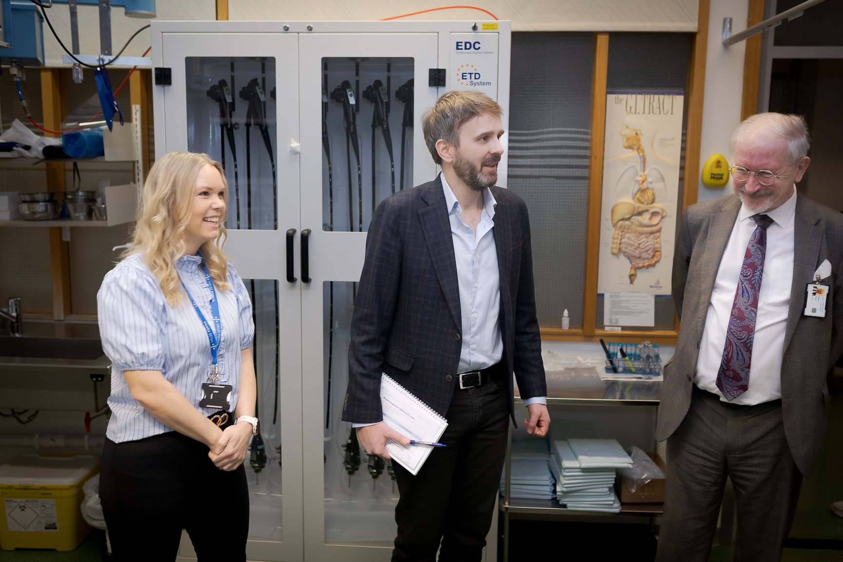 En gruppe mennesker som står i et rom