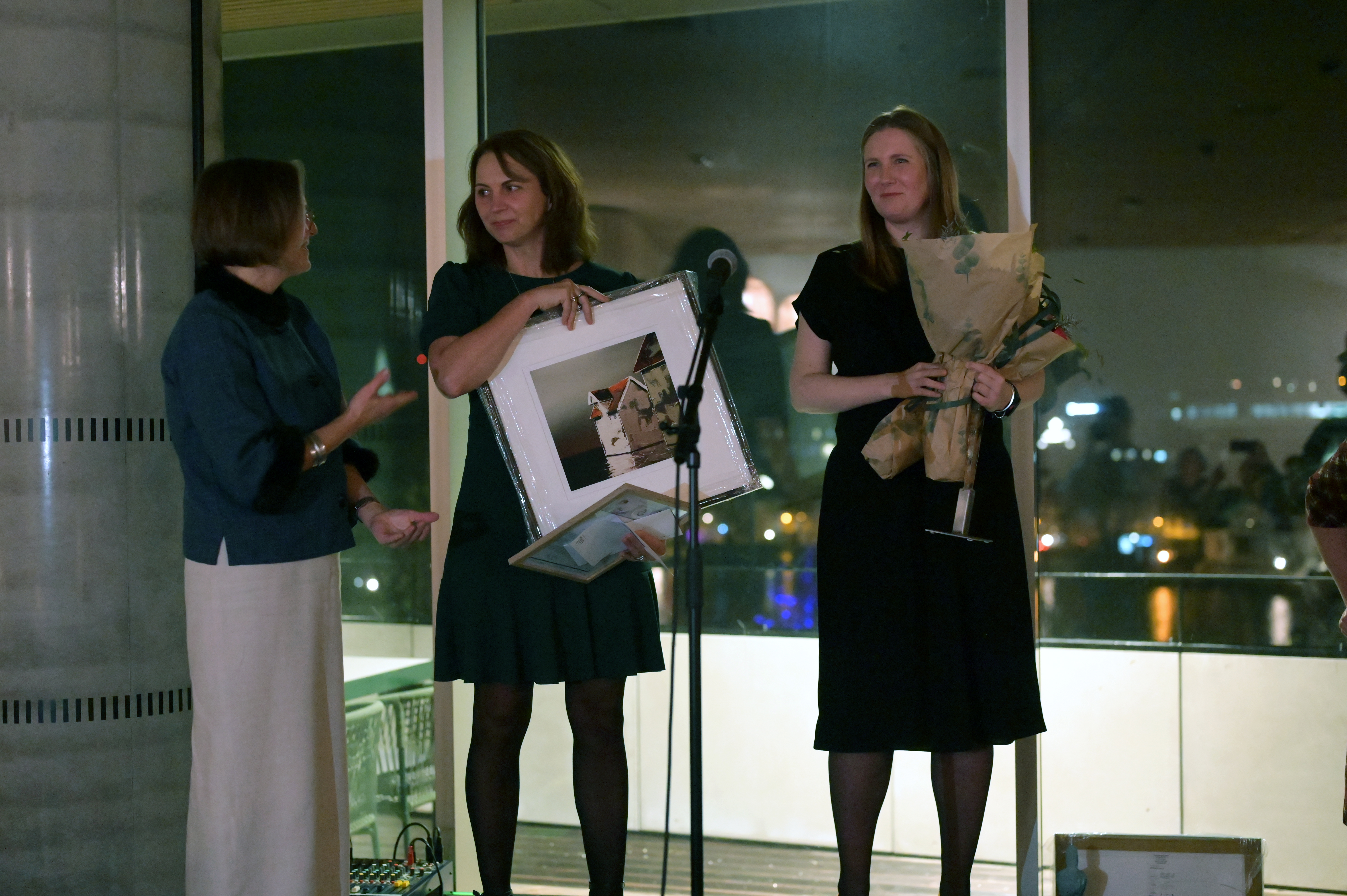 Tre damer på ein scene