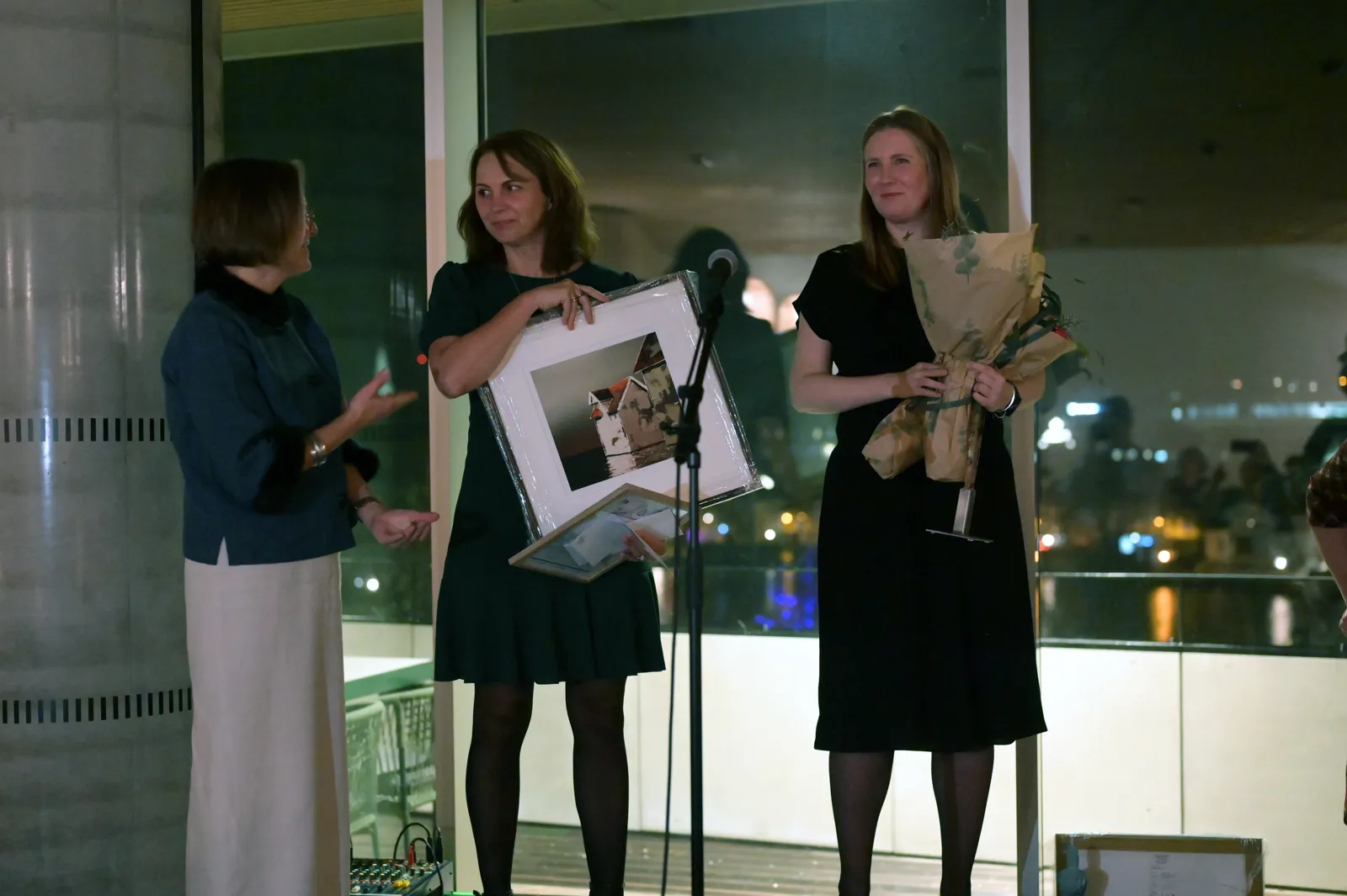 Tre damer på ein scene