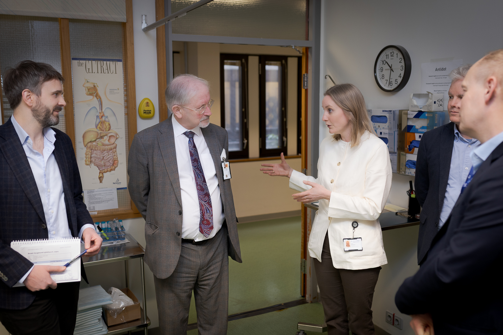 En gruppe mennesker som snakker