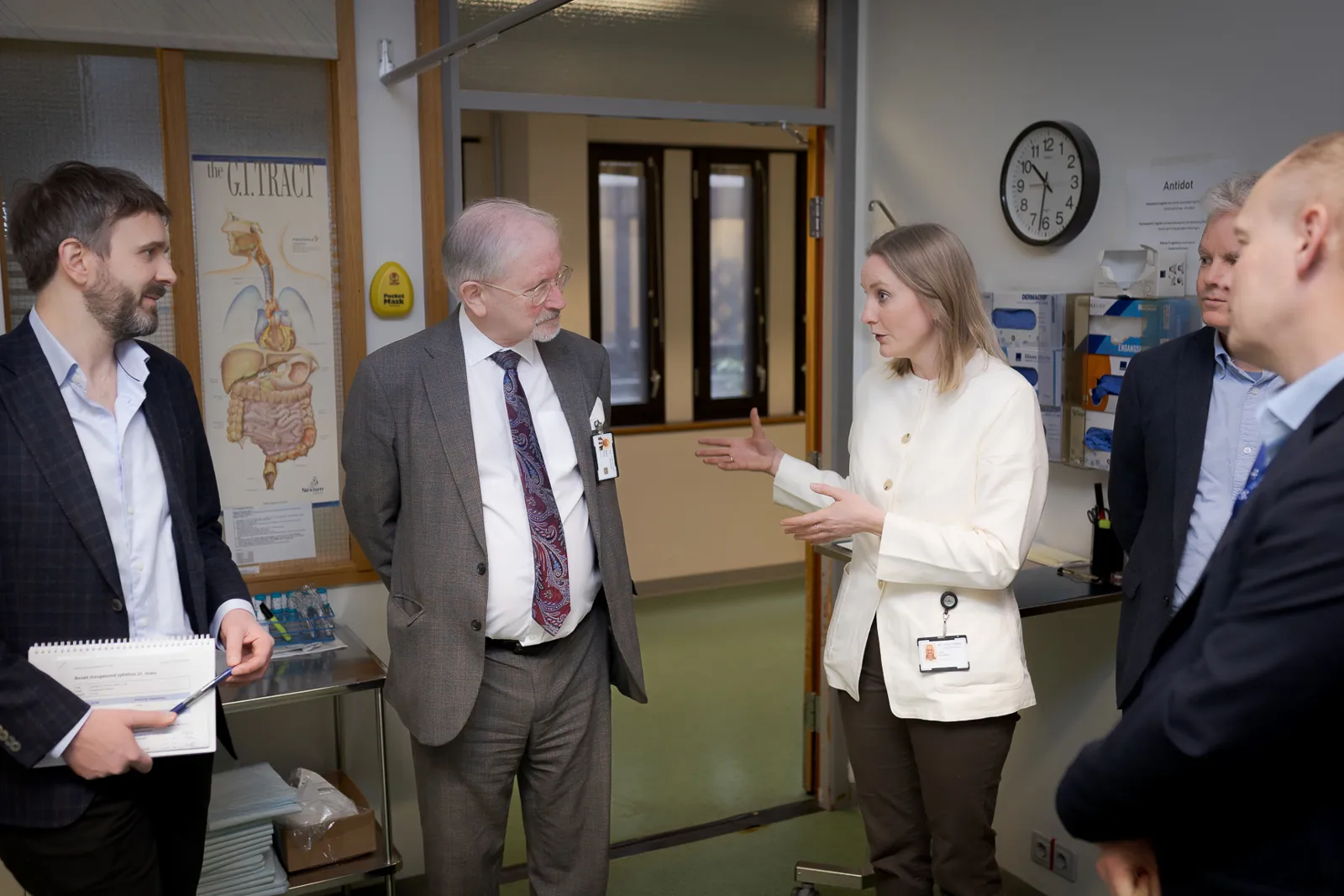 En gruppe mennesker som snakker