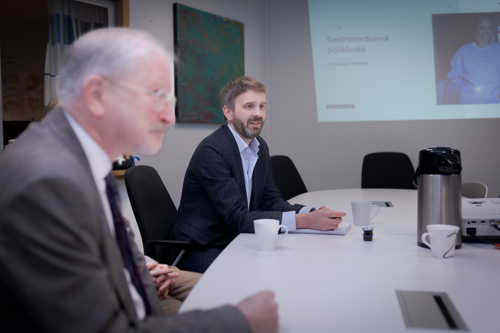 Menn som sitter ved et bord