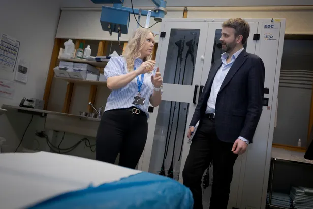 En mann og en kvinne på et sykehusrom