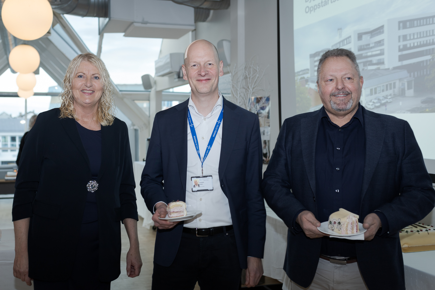 Ei gruppe menneske poserar for eit bilde