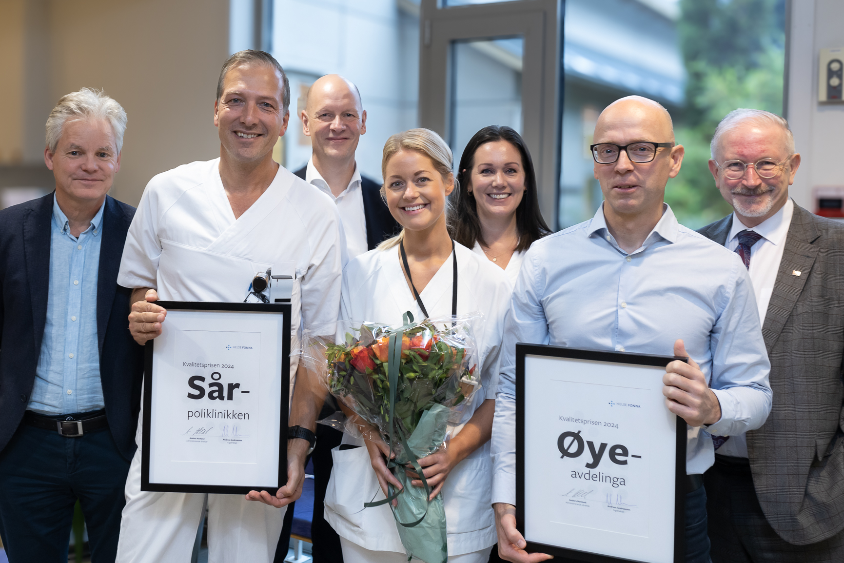Ei gruppe menneske som held blomster