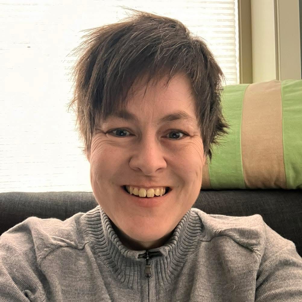 Ei dame som smiler mot kameraet