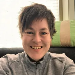 Ei dame som smiler mot kameraet