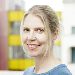 Eit nærbilde av ei kvinne som smiler