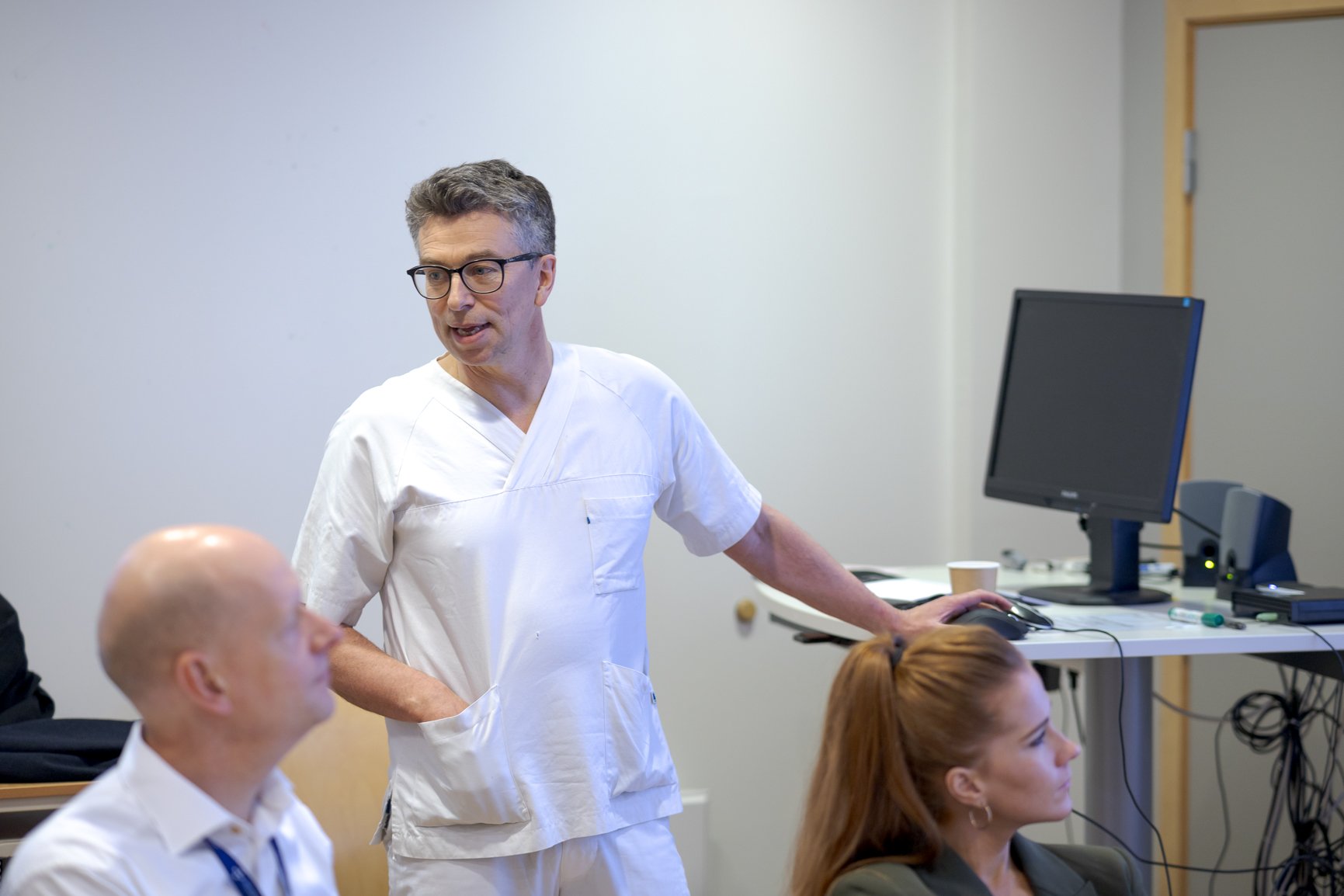 En mann som står foran en gruppe mennesker