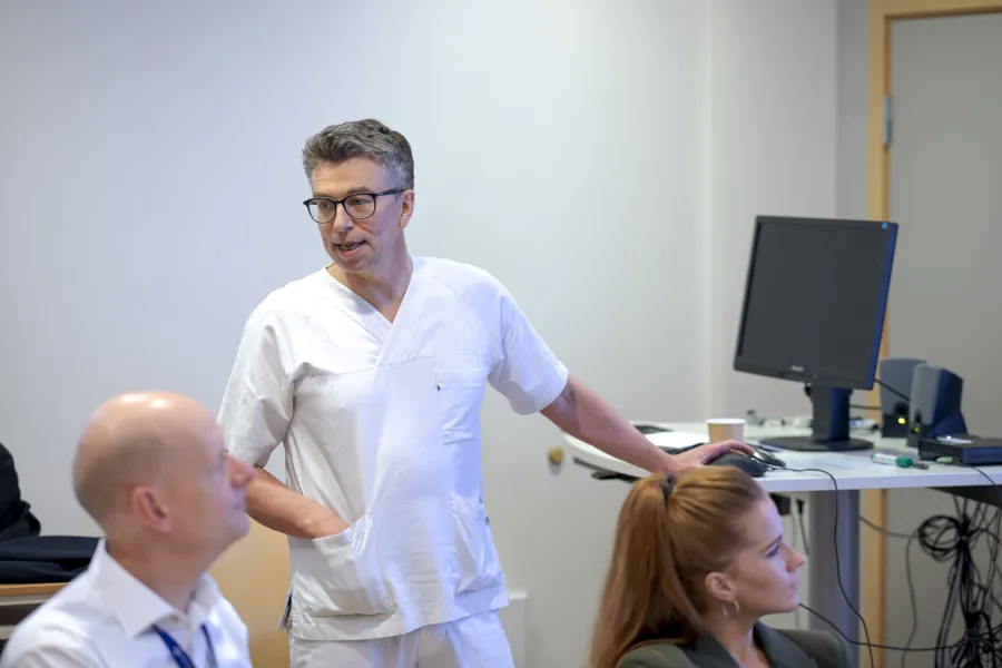 En mann som står foran en gruppe mennesker