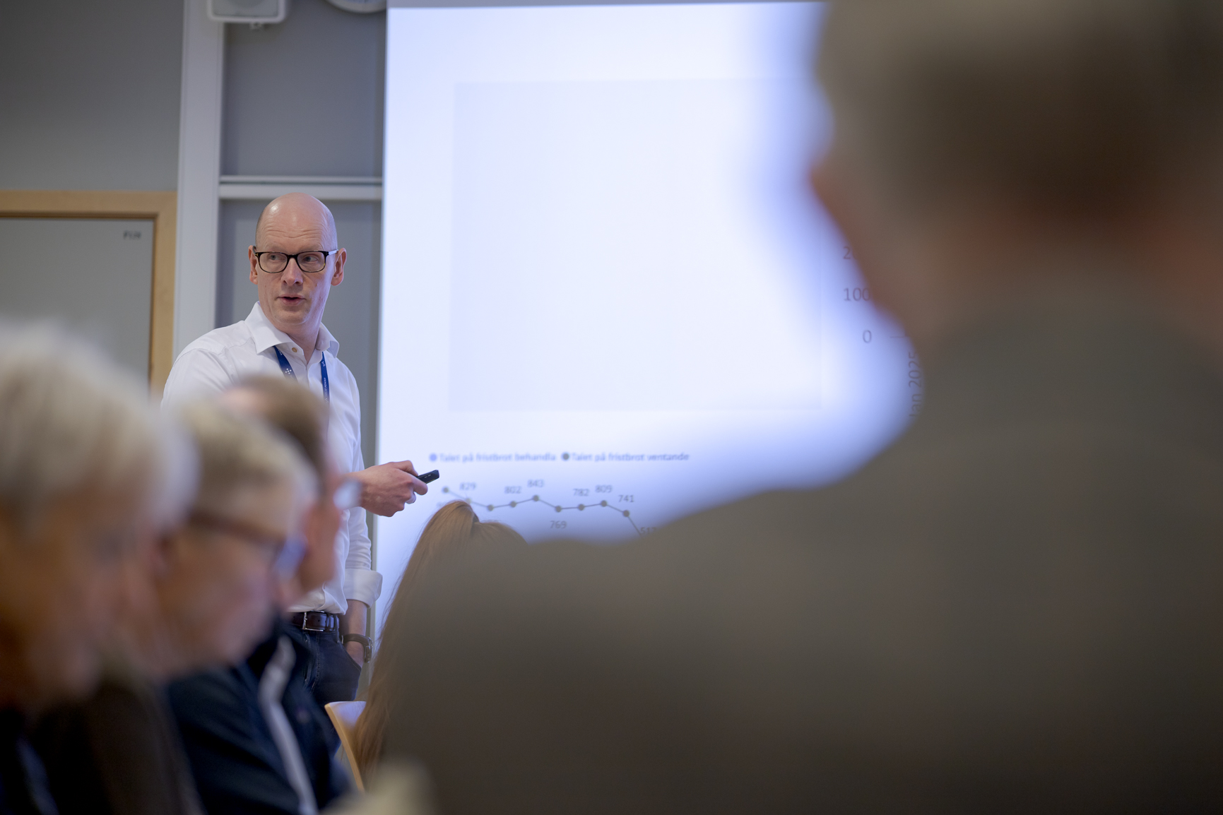 En mann som holder en presentasjon