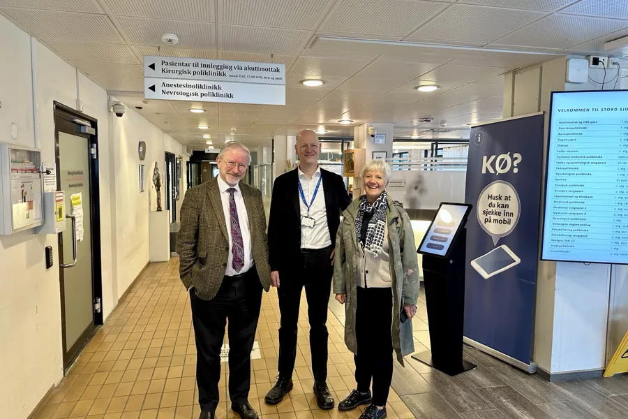 En gruppe mennesker som poserer for et bilde