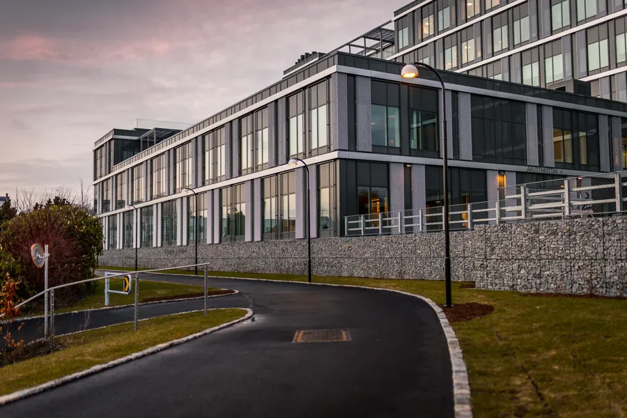 En bygning med en vei foran