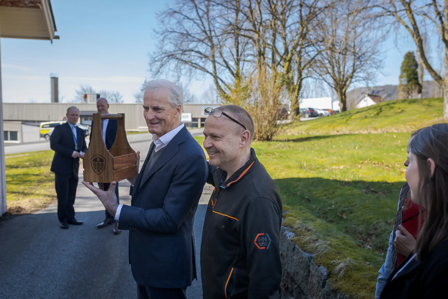 En gruppe menn som står utenfor