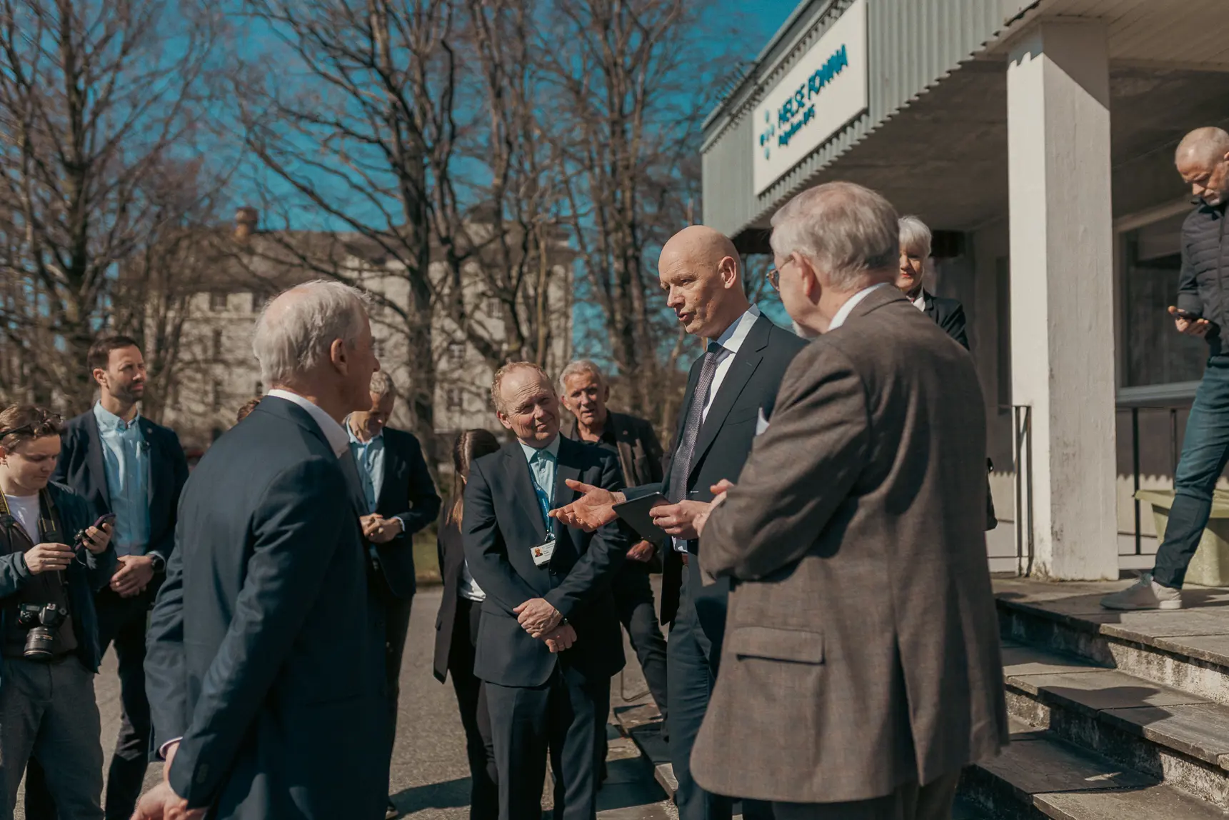 En gruppe menn som snakker utenfor