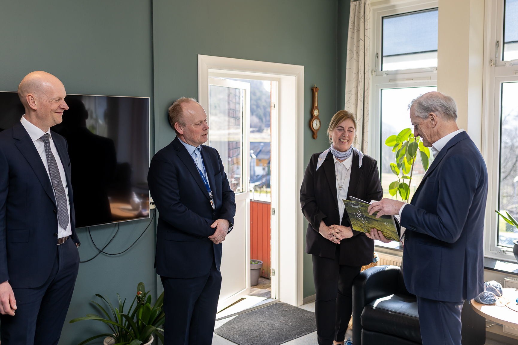 En gruppe mennesker som står i et rom