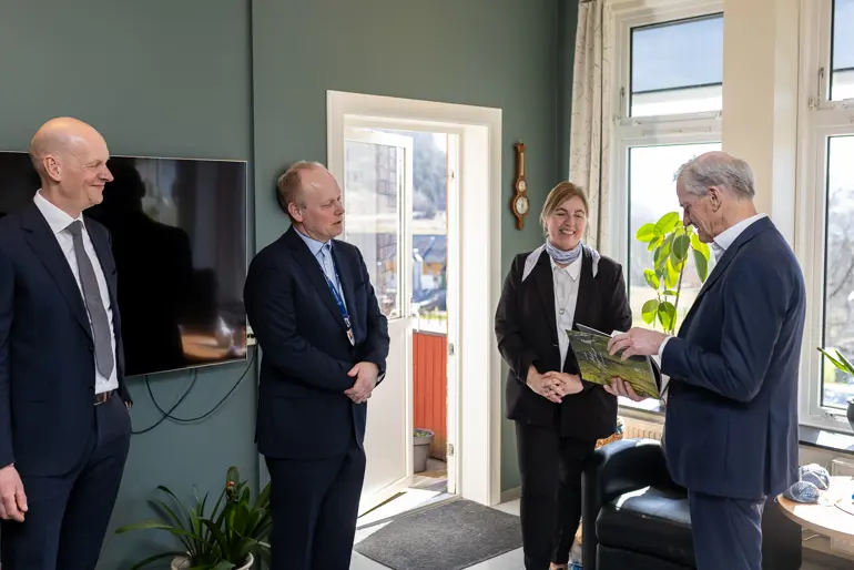 En gruppe mennesker som står i et rom