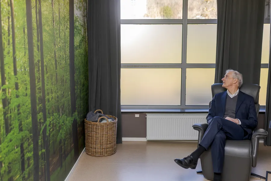 En person som sitter i en stol