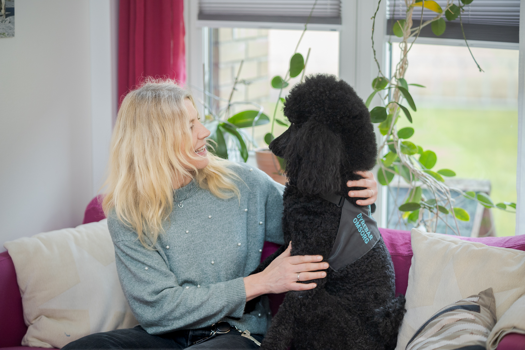 En kvinne som holder en hund