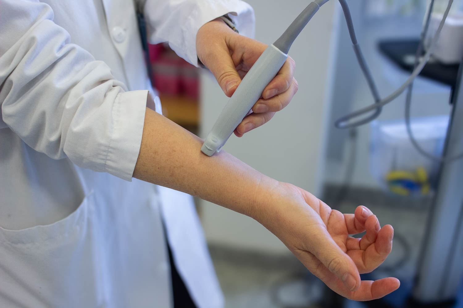 En lege som tar ultralyd av arm