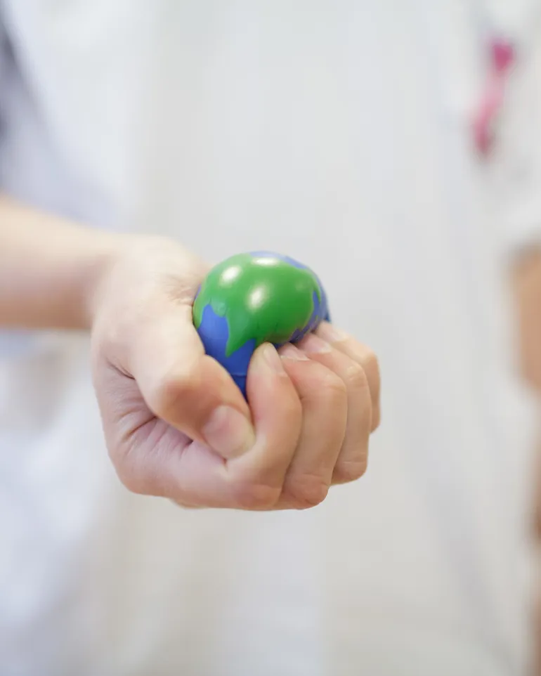 En person som klemmer en liten ball