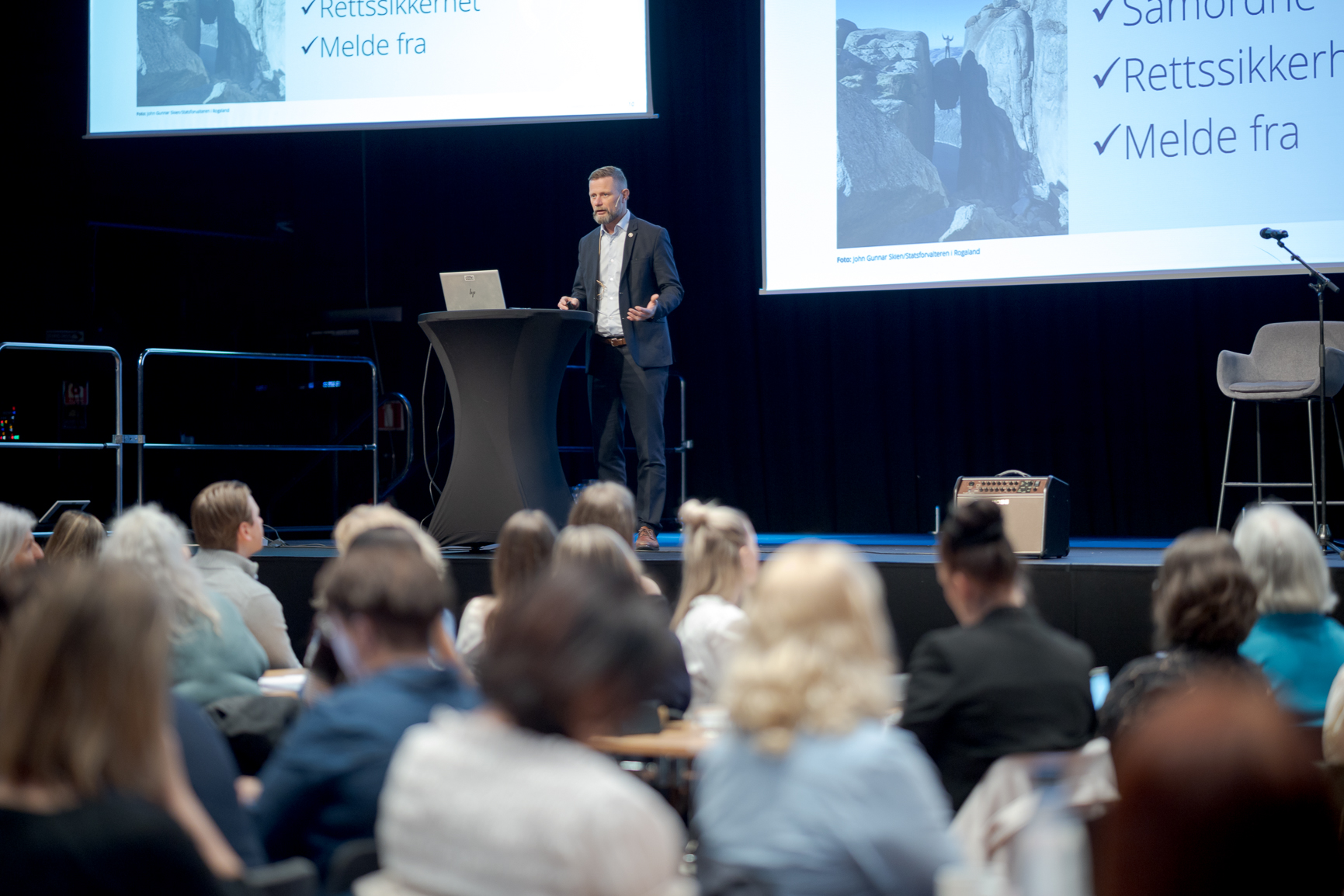 En person som står på en scene foran en folkemengde