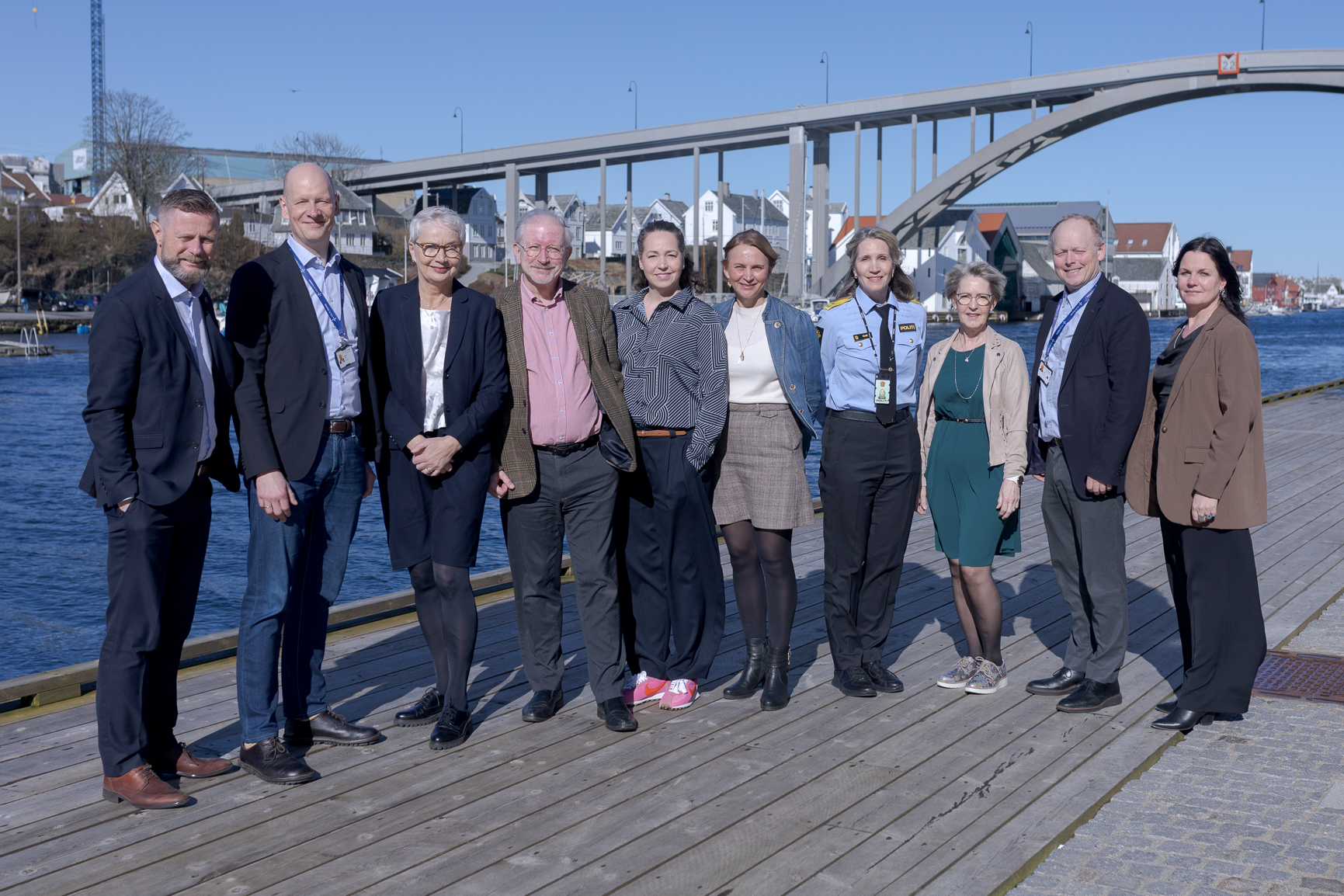 En gruppe mennesker som poserer for et bilde